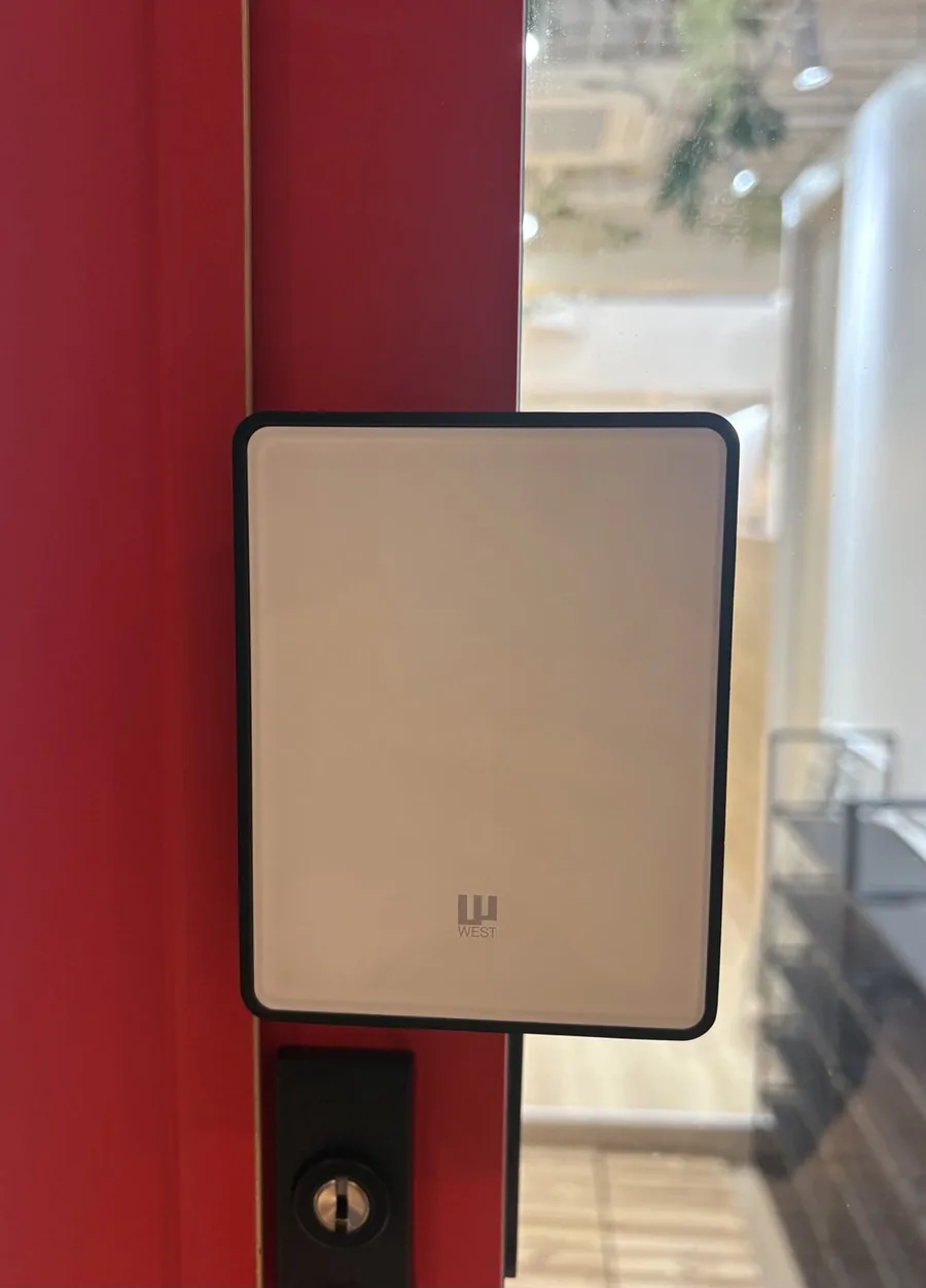 入口のスマートロック本体。タッチするとテンキーが表示される。
